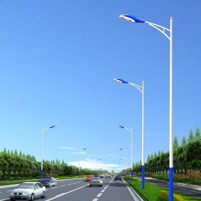 Poste de luz de calle solar de aluminio fundido galvanizado de brazo simple/doble del fabricante de China